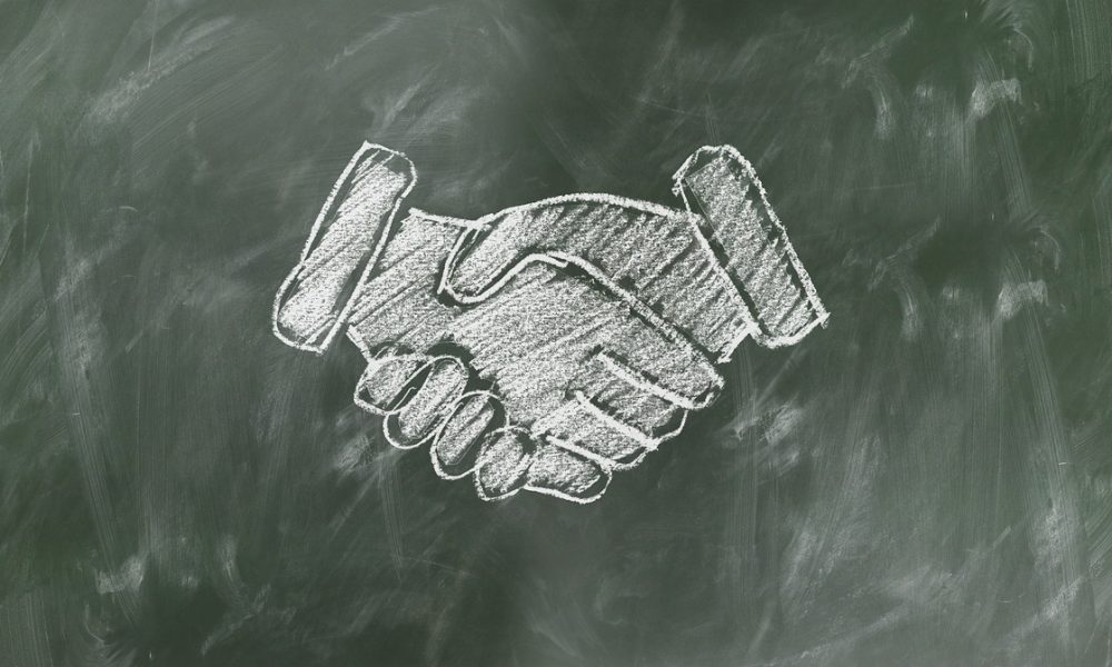 16-07-58-shaking-hands-2499612_1280